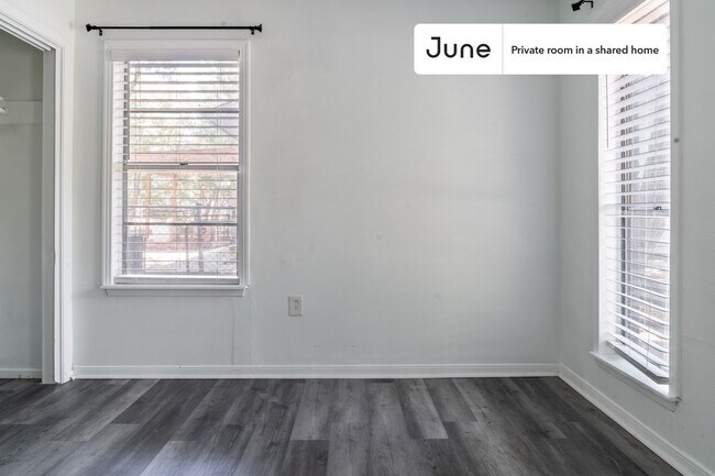 Foto del edificio - Private bedroom in 4 bed/1 bath Home