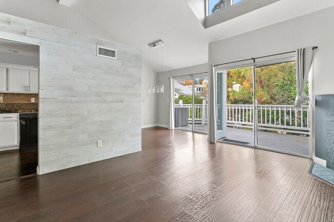 Building Photo - TWO BEDROOM HOA CONDO WITH TWO GARAGES