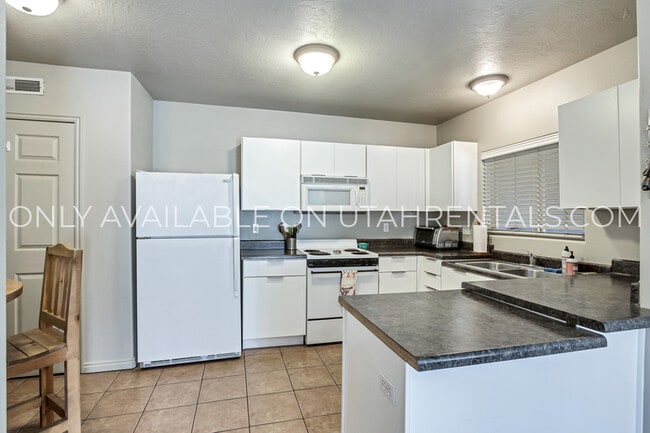 Building Photo - 838 E 700 N