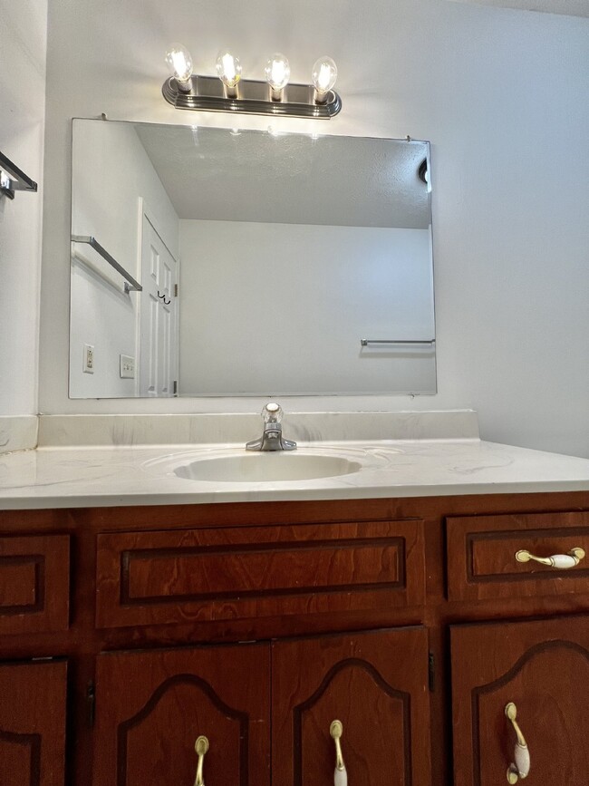 Building Photo - "Charming 3-Bedroom Home with 2 Full Baths...