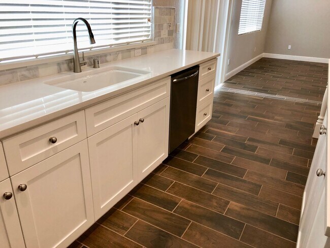 Foto del edificio - COMING SOON! $2,600 Shaw & Leonard, 4 Bedr...
