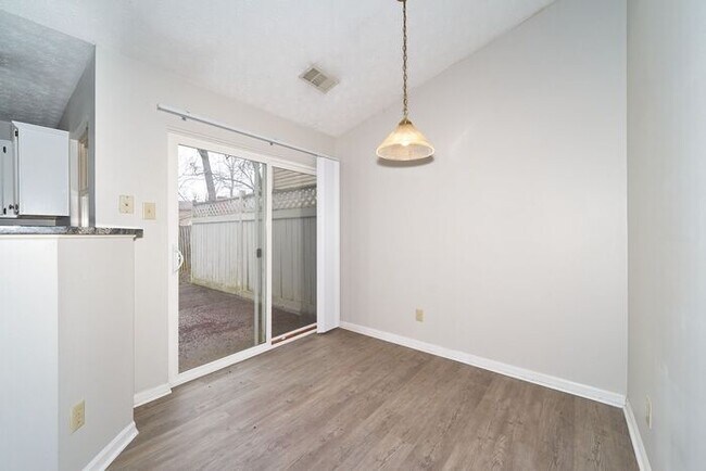 Foto del edificio - Updated Ranch with Deck in Pike Twp