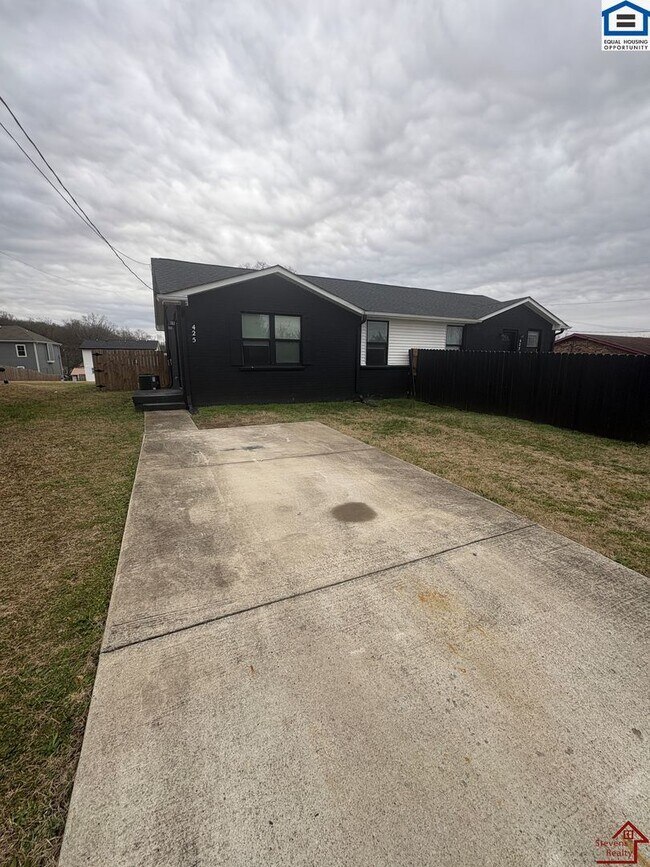 Foto del edificio - 425 Revels Dr