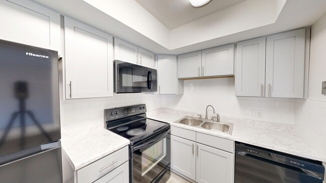 1BR, 1BA - 650 SF - Kitchen - Fountainview East Apartments