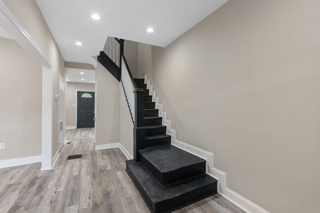 Building Photo - Newly Renovated 4-Bedroom Townhome for Rent