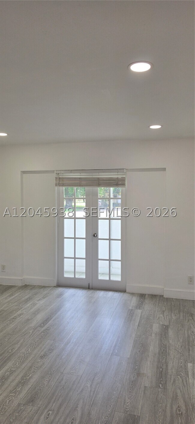 Building Photo - 20201 NE 29th Ct