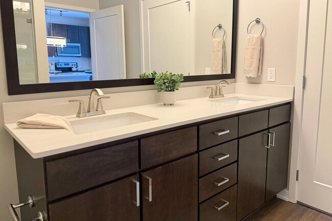 Building Photo - Ceylon