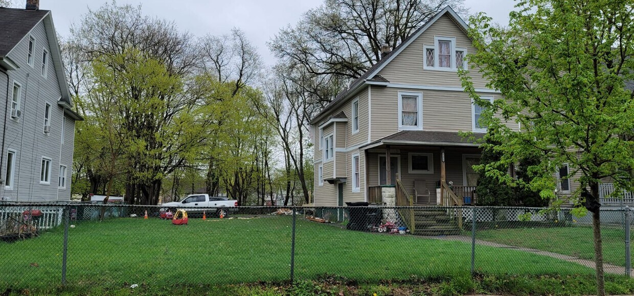 6 bedrooms and 3 full baths - 1173 S 2nd St