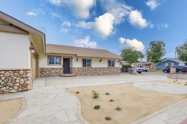 Building Photo - 4 br, 2.5 bath House - 2724 East Jackson A...