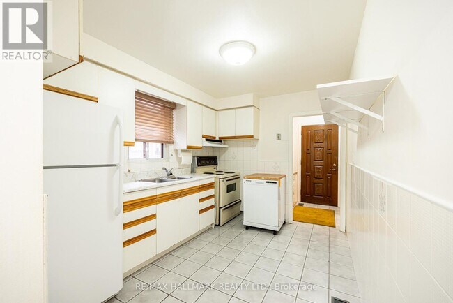 Building Photo - 401 Ridelle Ave