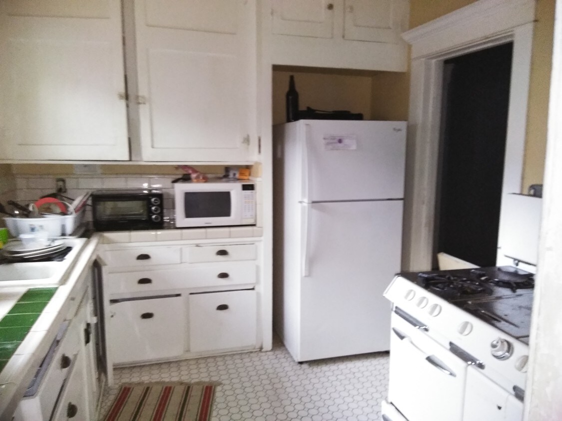 Primary Photo - 354 E 7th St