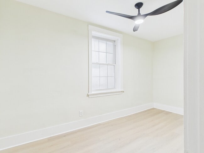 Building Photo - 1541 W Barry Ave