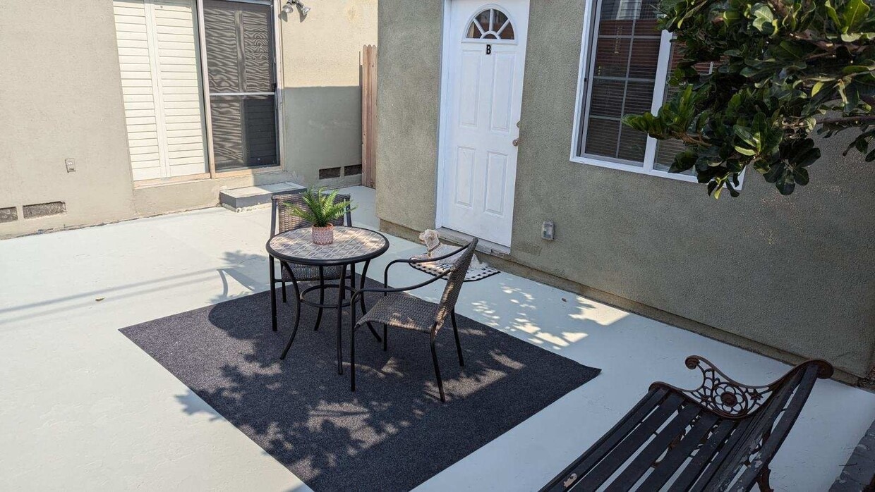 Primary Photo - 11837 Daphne Ave