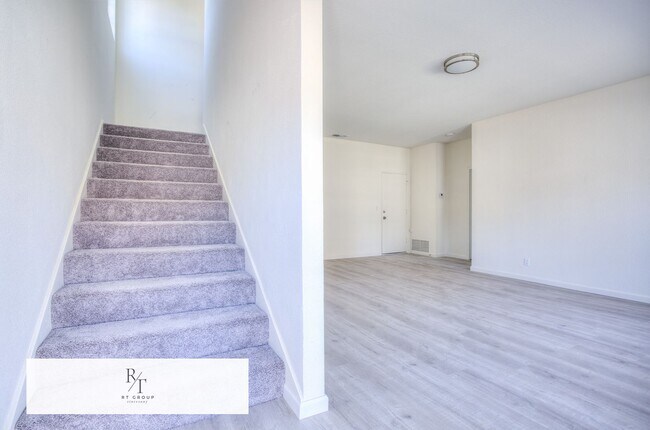 Foto del edificio - Welcome to this beautifully renovated home...