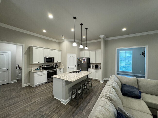 Building Photo - Like New Construction off Wallace Lake...