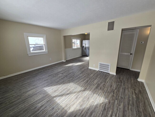 Building Photo - This spacious and freshly updated 3–4 bedroom home offers multiple living areas and modern finish...