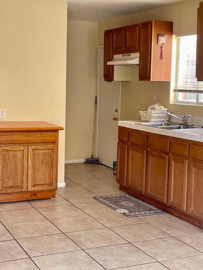 Kitchen - 1053 W 51st Pl
