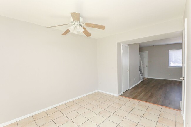 Building Photo - Updated 3BR Townhouse in Prime VA Beach Lo...