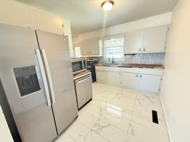 Foto del edificio - 2723 Hillview Dr