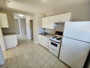 Building Photo - 2 Kingsview Ct