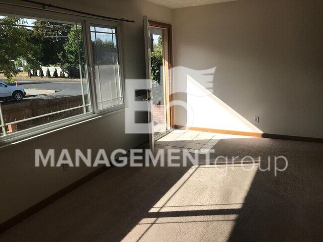 Foto del edificio - Fantastic Location! This is a great 2 bedroom 1 bath ranch-style home, in the heart of Concordia/...