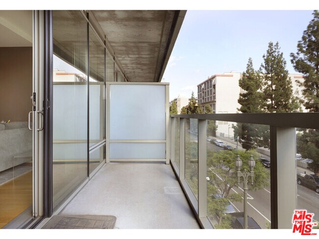 Foto del edificio - 1155 S Grand Ave