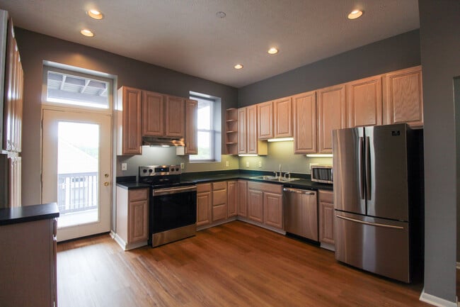 Building Photo - 2127 Deerfield Pl