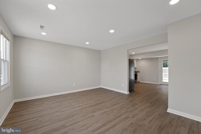 Building Photo - 5239 Daffodil Dr