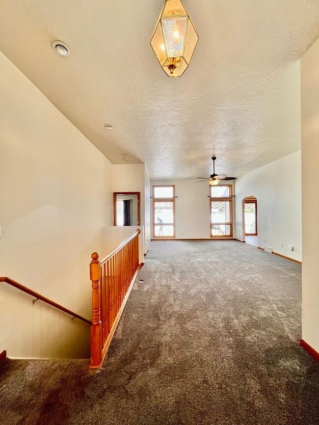 Building Photo - Spacious 3bed/ 3 bath Townhome with Privat...