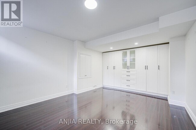 Building Photo - 15 Ross Shiner Ln