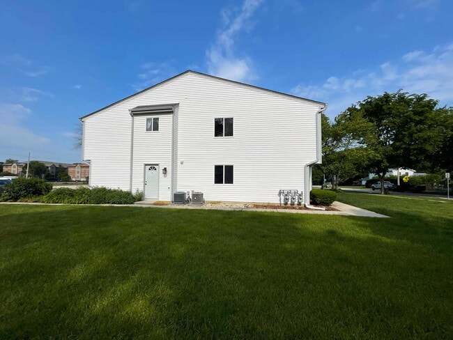 Building Photo - 211 E Oneida Ave
