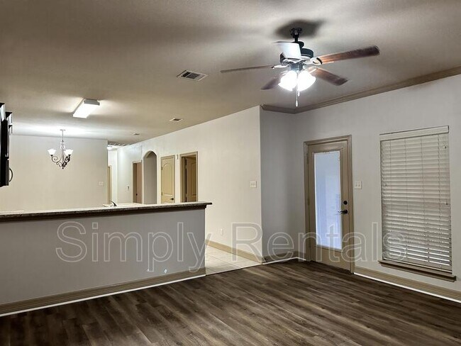 Foto del edificio - Jack Finney Blvd 6921 - 1