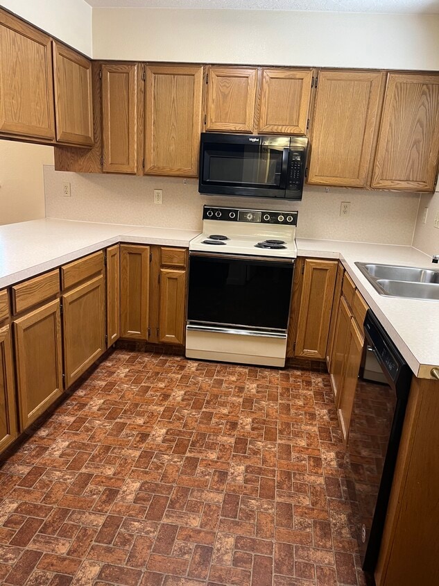 Kitchen - 590 N Woodruff Ave