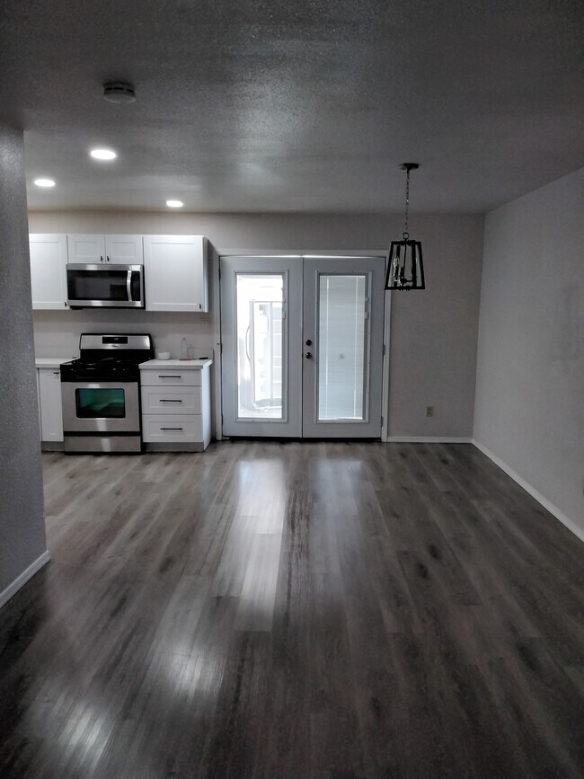 Caminar hasta el patio trasero - 3253 W Country Gables Dr