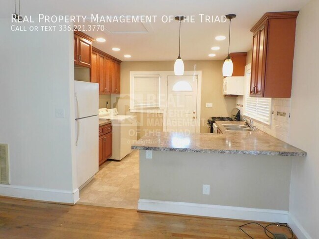 Foto del edificio - Cute 2 bedroom bungalow AVAILABLE NOW