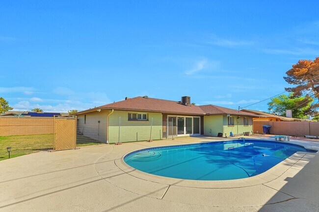 Foto del edificio - Spacious 6-Bedroom Pool Home Near ASU with 2-Car Garage