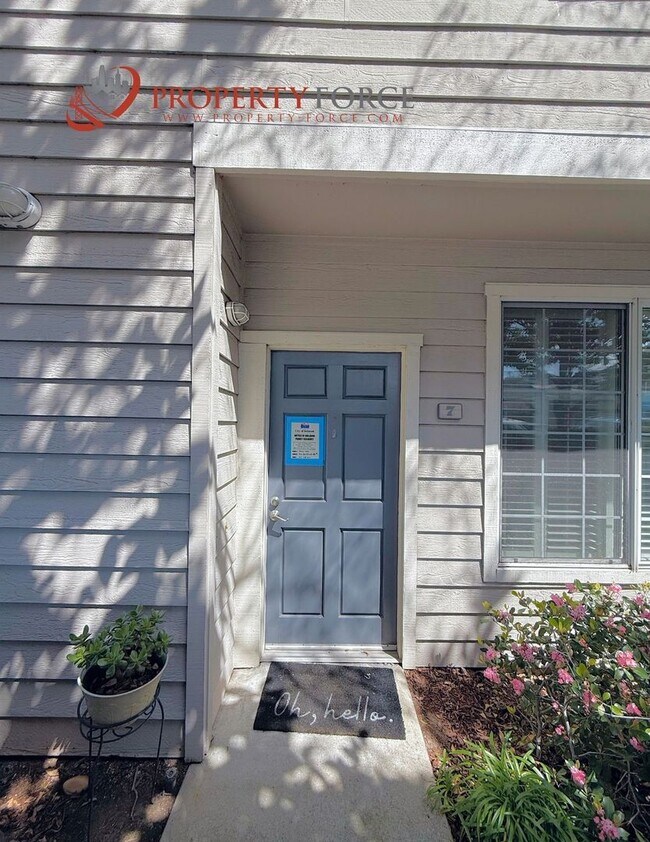 Foto del edificio - Updated 1,510 Sq Ft Belmont Condo Near Cal...