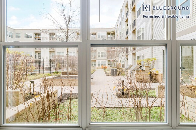 Foto del edificio - 333 Great River Rd