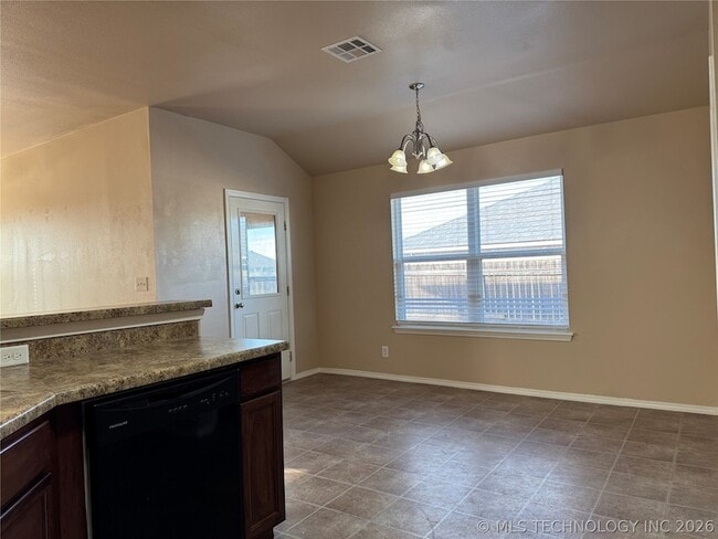 Building Photo - 14750 S Hickory Pl