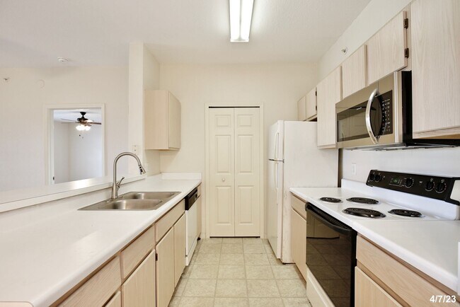 Foto del edificio - Beautiful 2/2 Spacious Condo with a Screen...