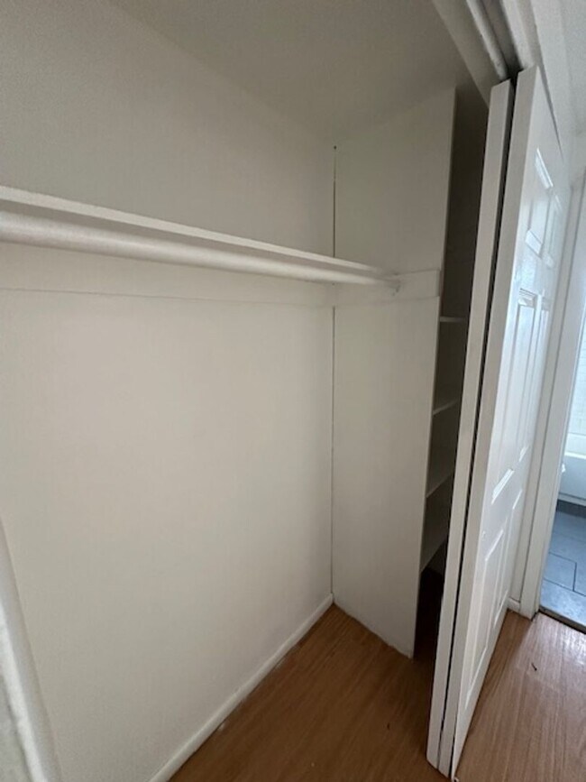 Foto del edificio - Bright Ground-Level 2-Bedroom 1-Bathroom Apartment Located in Goldsmith Neighborhood.