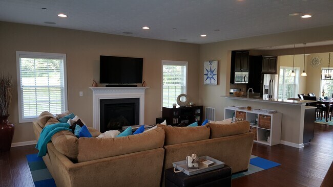 Foto del edificio - Robinson - LARGE 3 Bedroom End Unit House - Minutes from 376 W Robinson