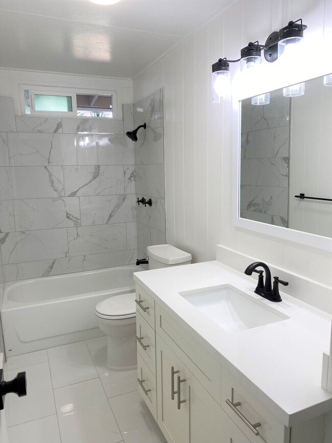 Building Photo - Kamehameha Heights - Renovated and Move In...