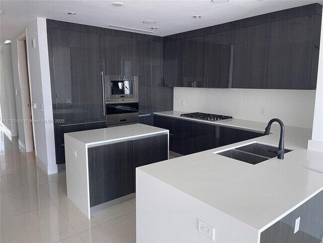 Foto del edificio - 3250 NE 188th St