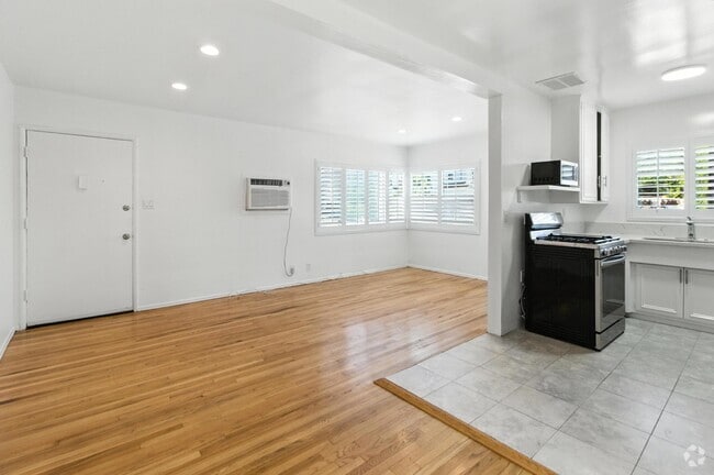 Building Photo - 14205 Moorpark St