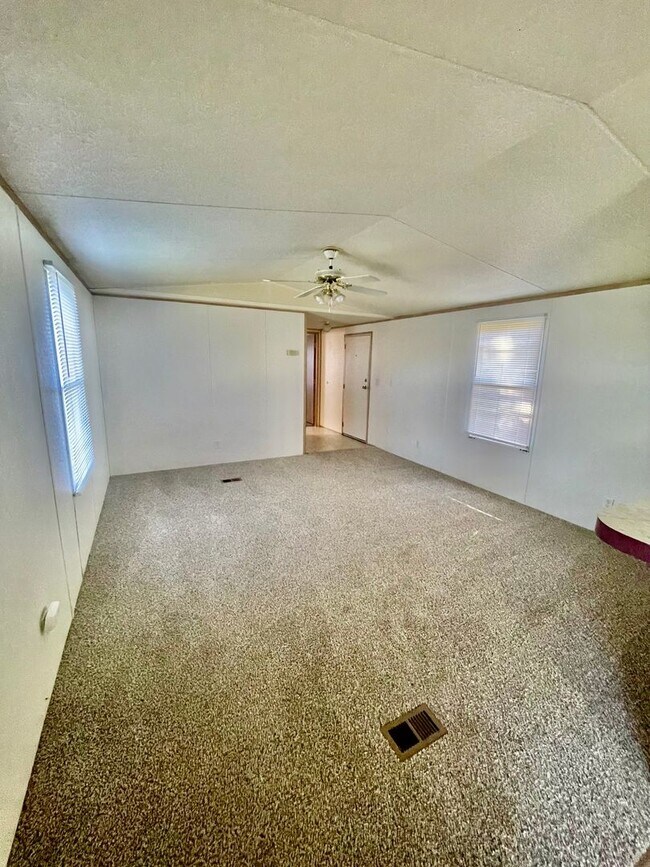 Building Photo - Welcome to this charming 2-bedroom, 2-bath...