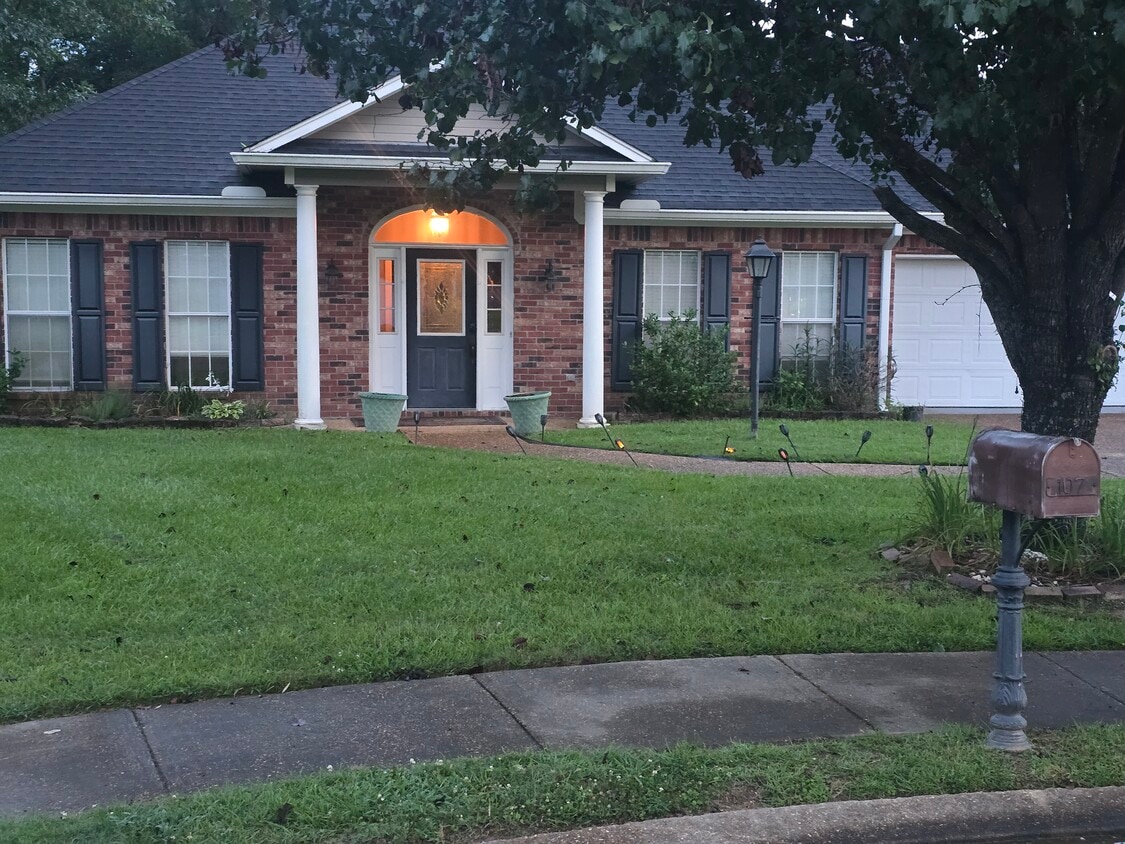 Primary Photo - 107 Turnberry Cv
