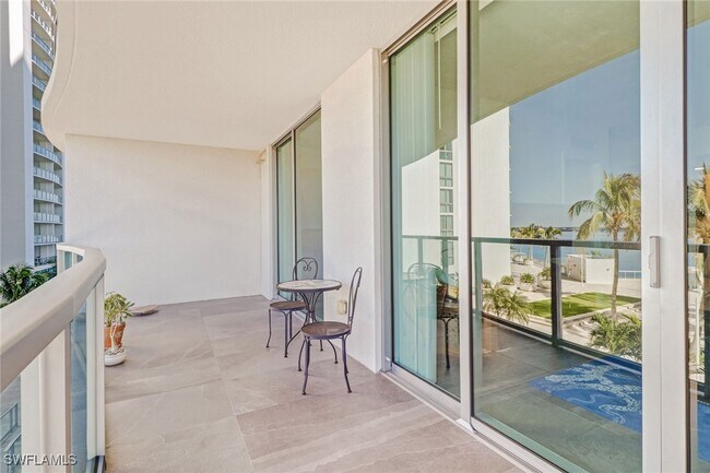 Foto del edificio - 3000 Oasis Grand Blvd