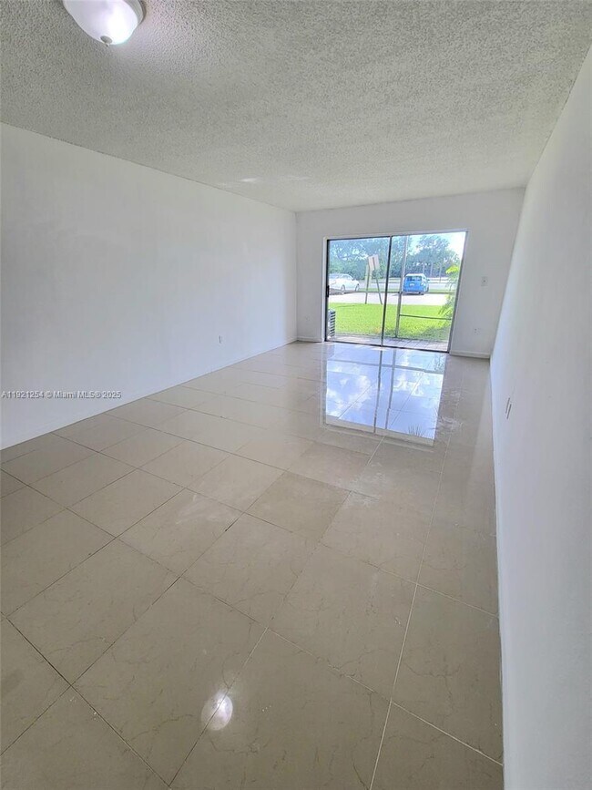 Foto del edificio - 3600 NW 21st St