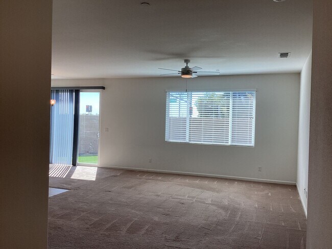 Foto del edificio - Solar Powered!